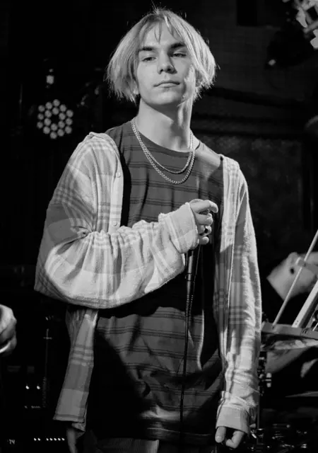 Я Александр, 18, знакомлюсь для постоянных отношений в Костроме