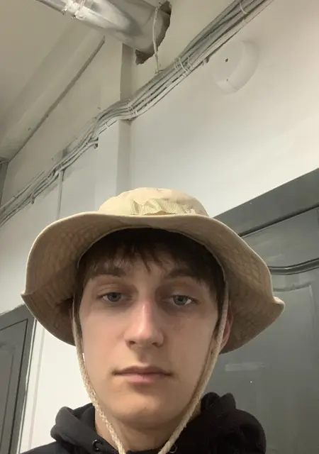 Я Слава, 18, из Архангельска, ищу знакомства на одну ночь