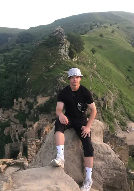 Я Артем, 20, из Ярославля, ищу знакомства без обязательств