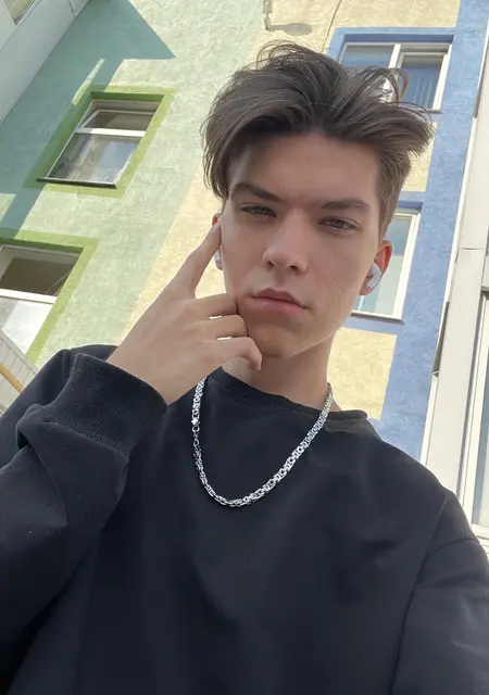 Я Артур, 22, из Димитровграда, ищу знакомство для приятного времяпровождения