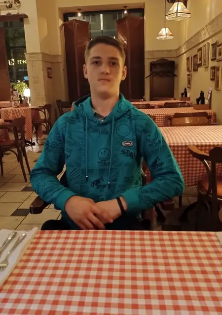 Я Максим, 18, из Богородицка, ищу знакомства без обязательств