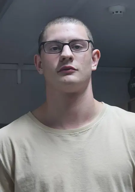 Я Илья, 19, из Тулы, ищу знакомства без обязательств