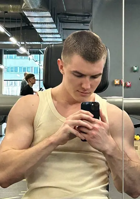 Я Михаил, 19, из Севастополя, ищу знакомства без обязательств