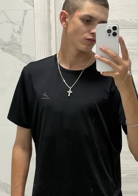 Я Александр, 18, из Ростова-на-Дону, ищу знакомства без обязательств