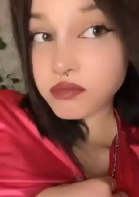 Я Крис, 19, знакомлюсь без обязательств в Омске