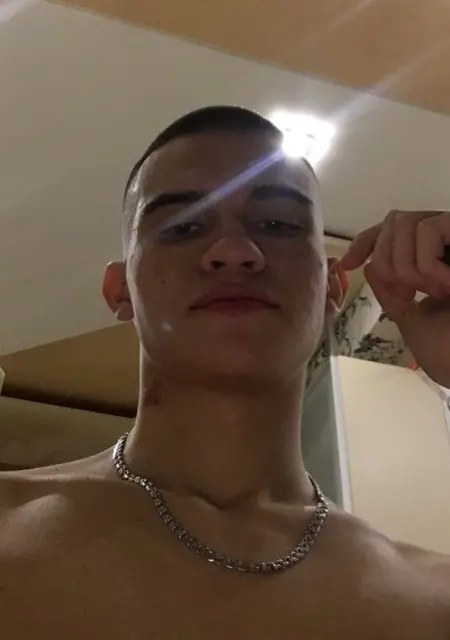 Руслан из Азова, мне 20, познакомлюсь для общения