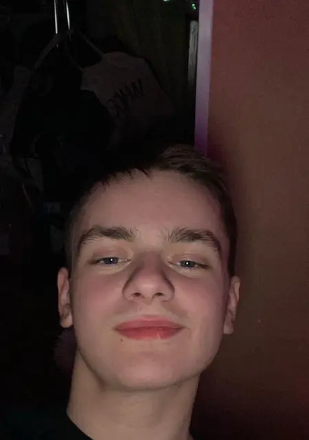 Я Влад, 18, из Омска, ищу знакомства на одну ночь